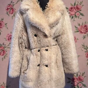 Luxurious Vintage 60’s Cream Faux Fur Coat w gold chain belt